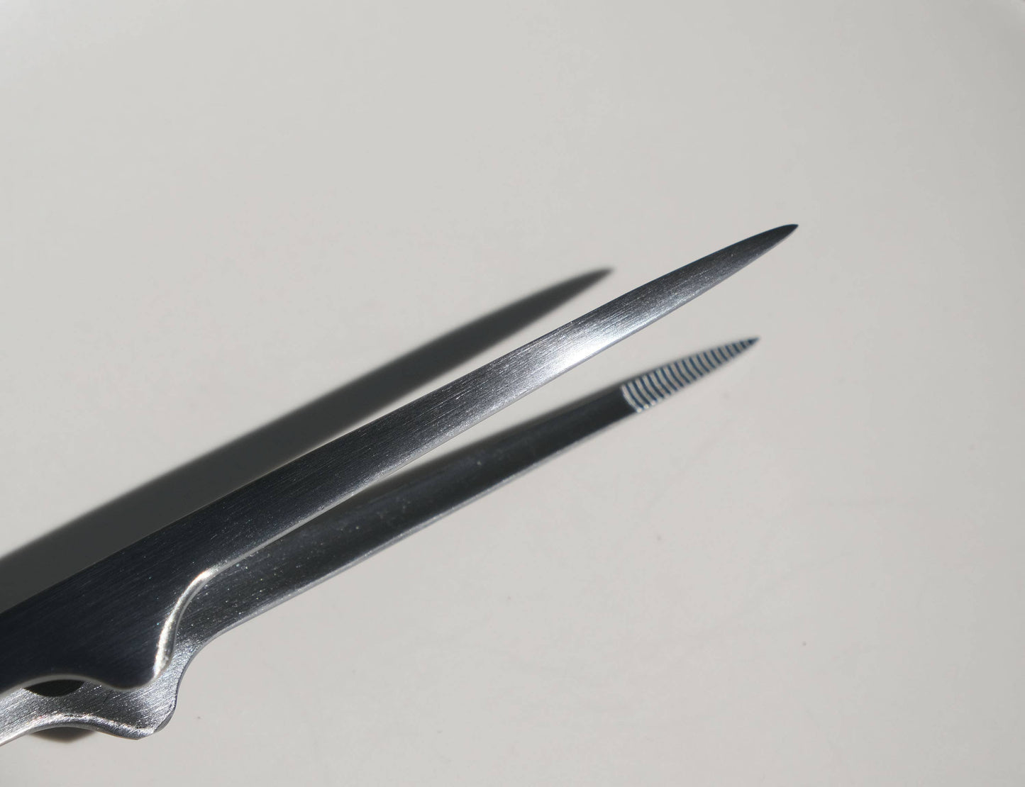 Gestura, Petite Stando Tong / Tweezer in Gunmetal