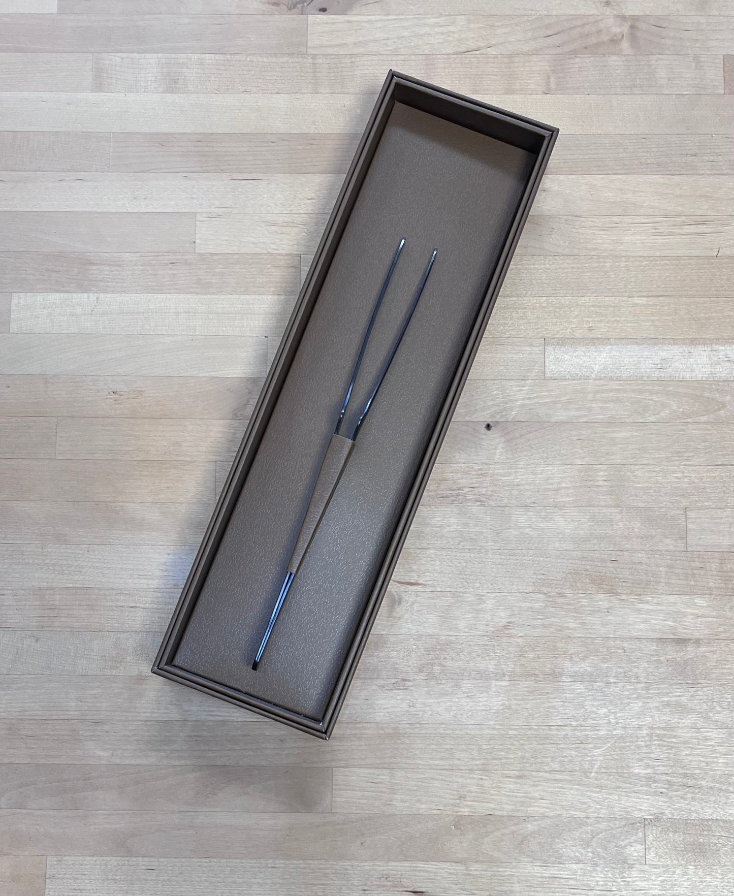 Gestura, Petite Stando Tong / Tweezer in Gunmetal