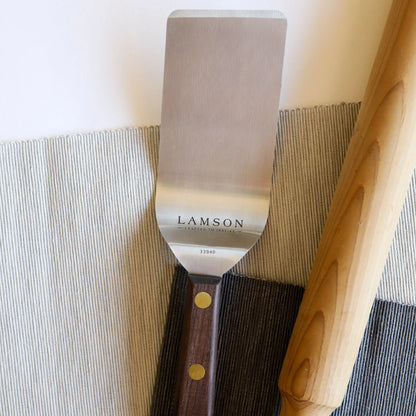 Lamson, Easy-Entry Turner with Walnut Handle 2.5″ x 4″